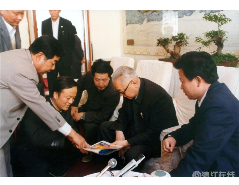 1988年4月，全国政协主席李先念在宜昌听取清江开发汇报