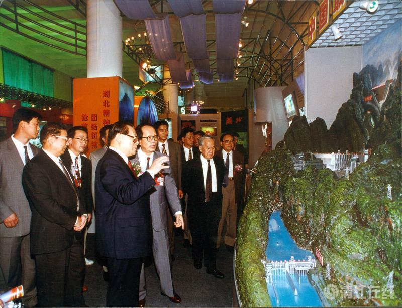 1997年9月，中共中央总书记江泽民参观清江梯级开发模型