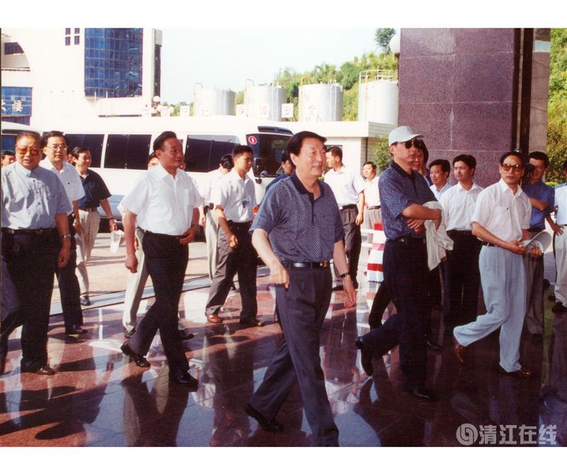 2001年7月，国务院总理朱镕基、副总理吴邦国视察清江