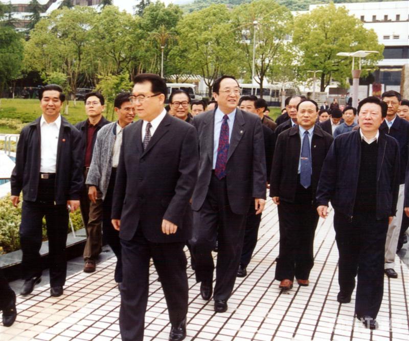 2003年5月，中共中央政治局常委李长春视察清江