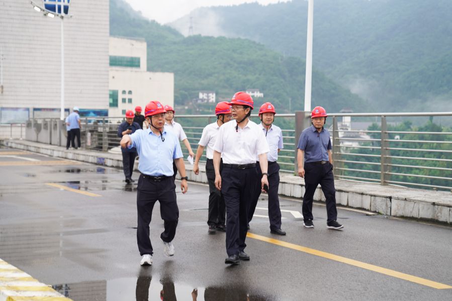 涂山峰在隔河岩大坝检查防洪度汛工作（摄影：杨海青）